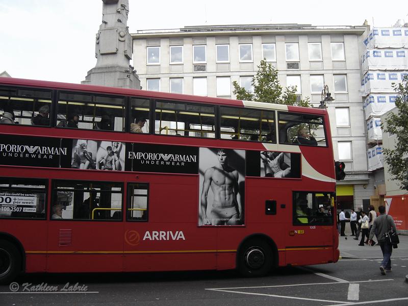 DSC02397.JPG - [en] Red Double-Decker    What's the true attraction of this photo? [fr] Un autobus londonnien   Mmm, intéressant l'autobus... 
