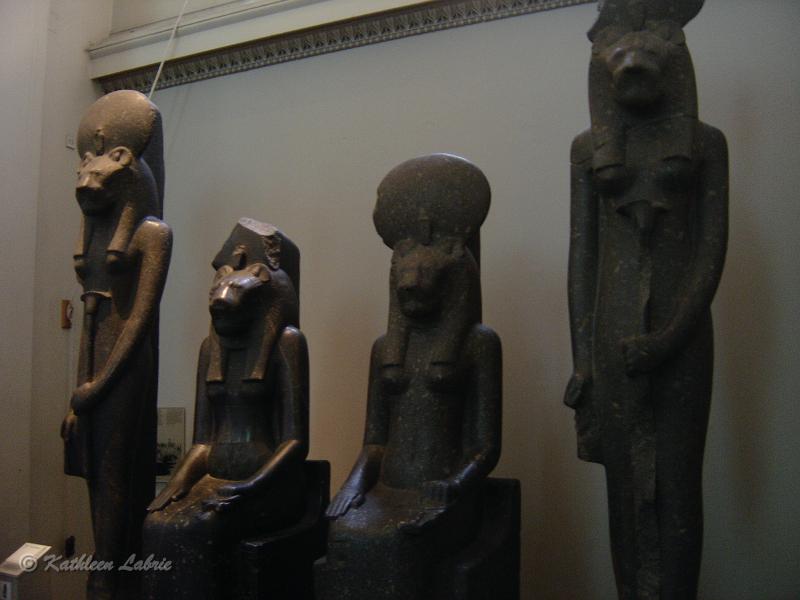DSC02402.JPG - [en] Egyptian Statues of Sekhmet   Egyptian sculpture at the British Museum. Black granite statues of Sekhmet. [fr] Statues égyptiennes de Sekhmet   Sculpture égyptienne au  British Museum .  Statues de Sekhmet en granite noir. 