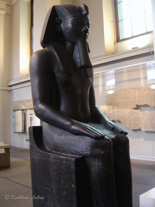 DSC02405.JPG - [en] Egyptian Sculpture of Amenhotep III   Egyptian Sculpture at the British Museum.   Seated statue of Amenhotep III. [fr] Statue égyptienne d'Amenhotep III    Statue égyptienne d'Amentotep III assis exposée au  British Museum .