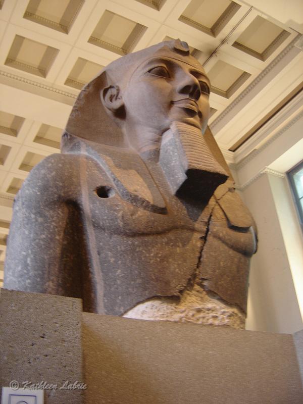 DSC02417.JPG - [en] Egyptian Sculpture   Egyptian Sculpture at the British Museum.  Colossal bust of Ramesses II, the 'Younger Memnon'. [fr] Sculpture égyptienne    Le buste colossal de Ramsez II exposé au  Bristish Museum . 