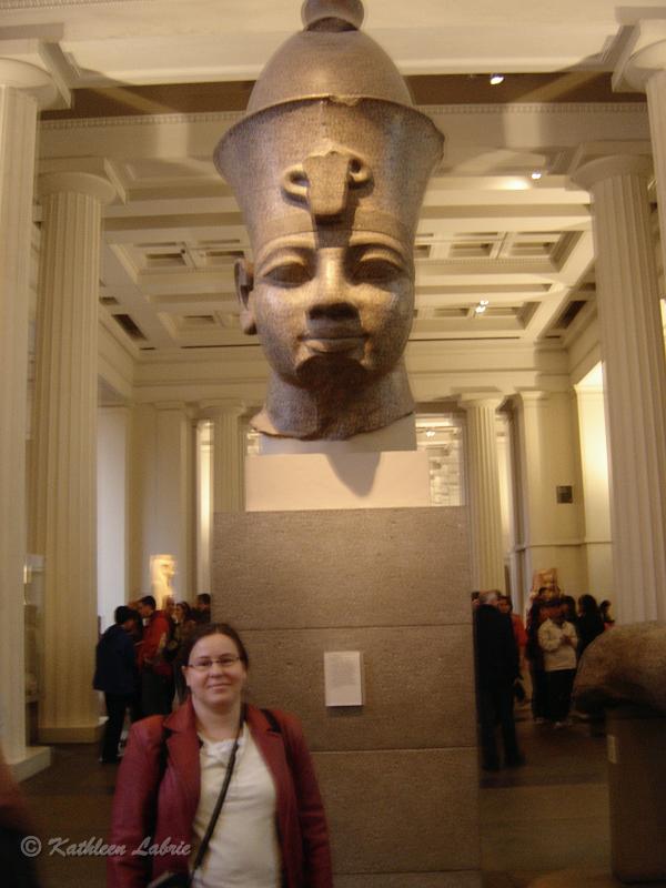 DSC02452.JPG - [en] Kathleen and Amenhotep III   Egyptian sculpture at the British Museum.  Colossal granite head of Amenhotep III. [fr] Kathleeen et Amenhotep III   Tête colossal en granite d'Amenhotep III.  Exposé au  British Museum . 